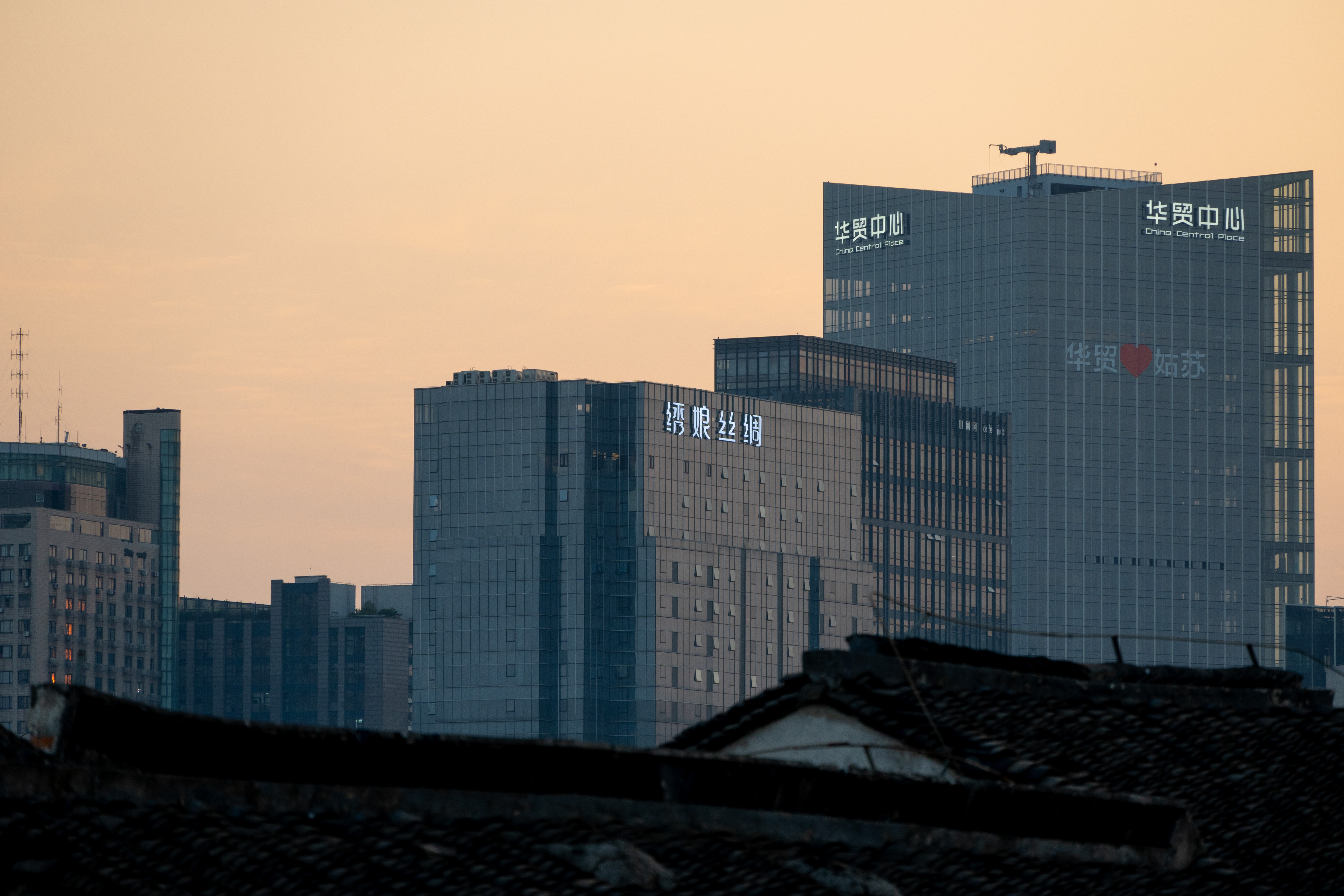 黄昏中的大楼